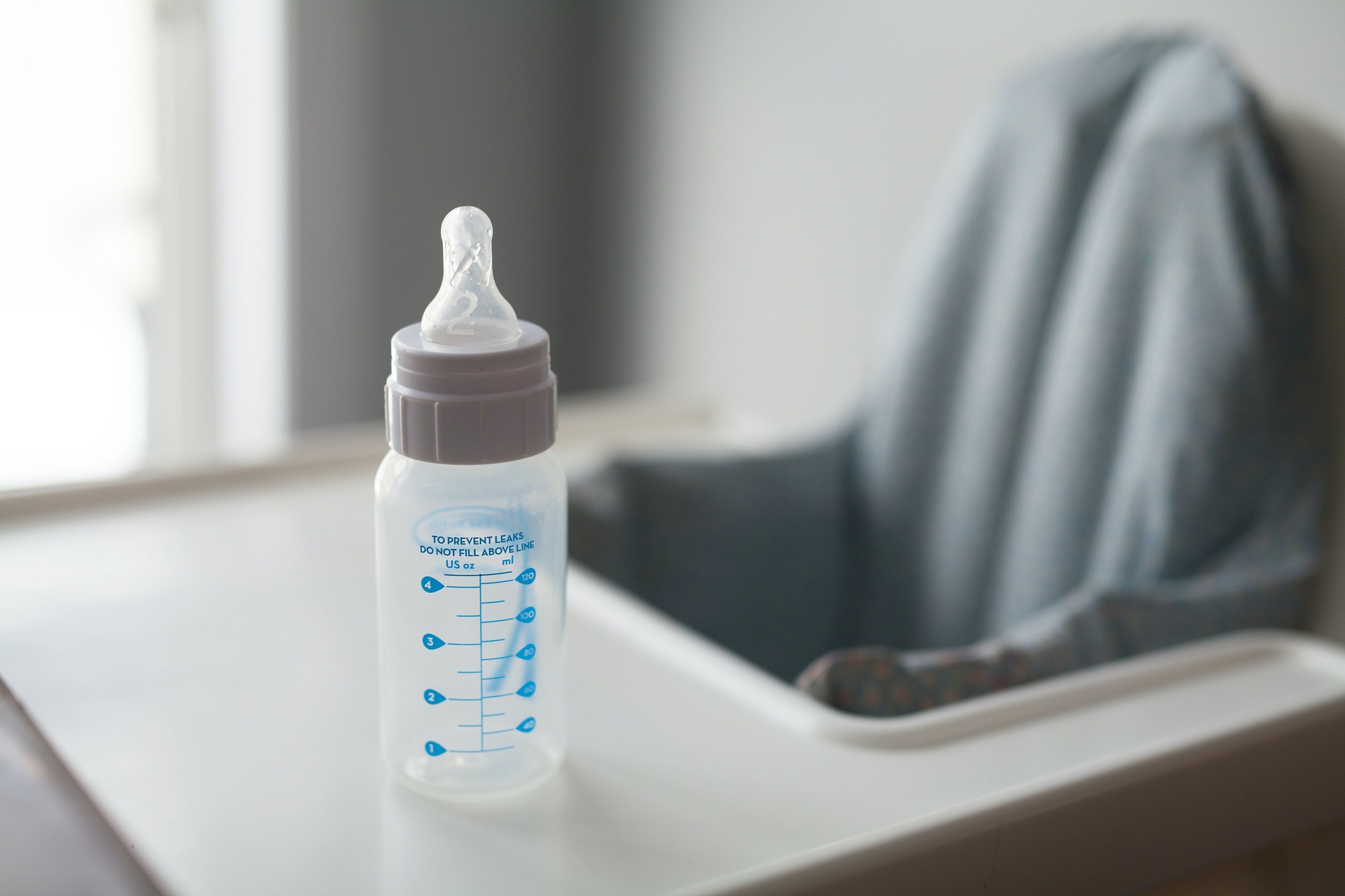 Butelki dla niemowląt – wybór, karmienie, higiena