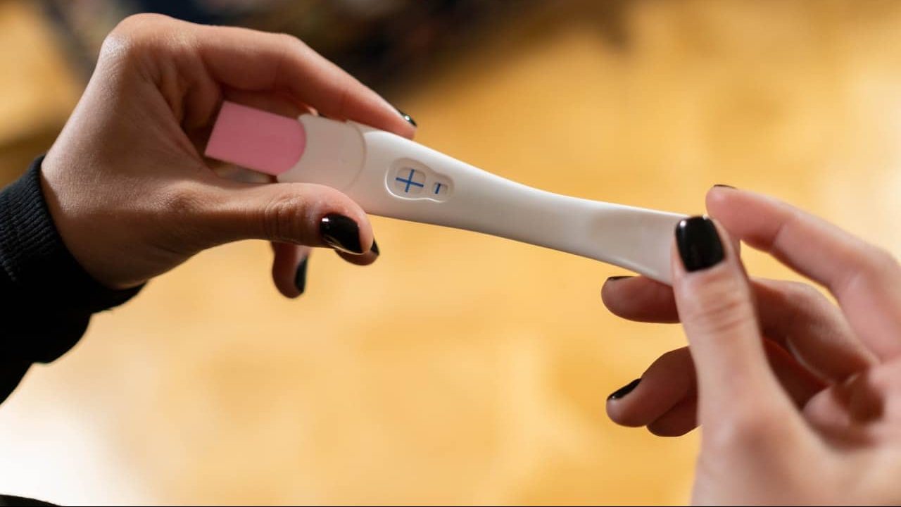 Jak odczytać wynik testu ciążowego? Co oznacza jedna kreska, a co dwie?