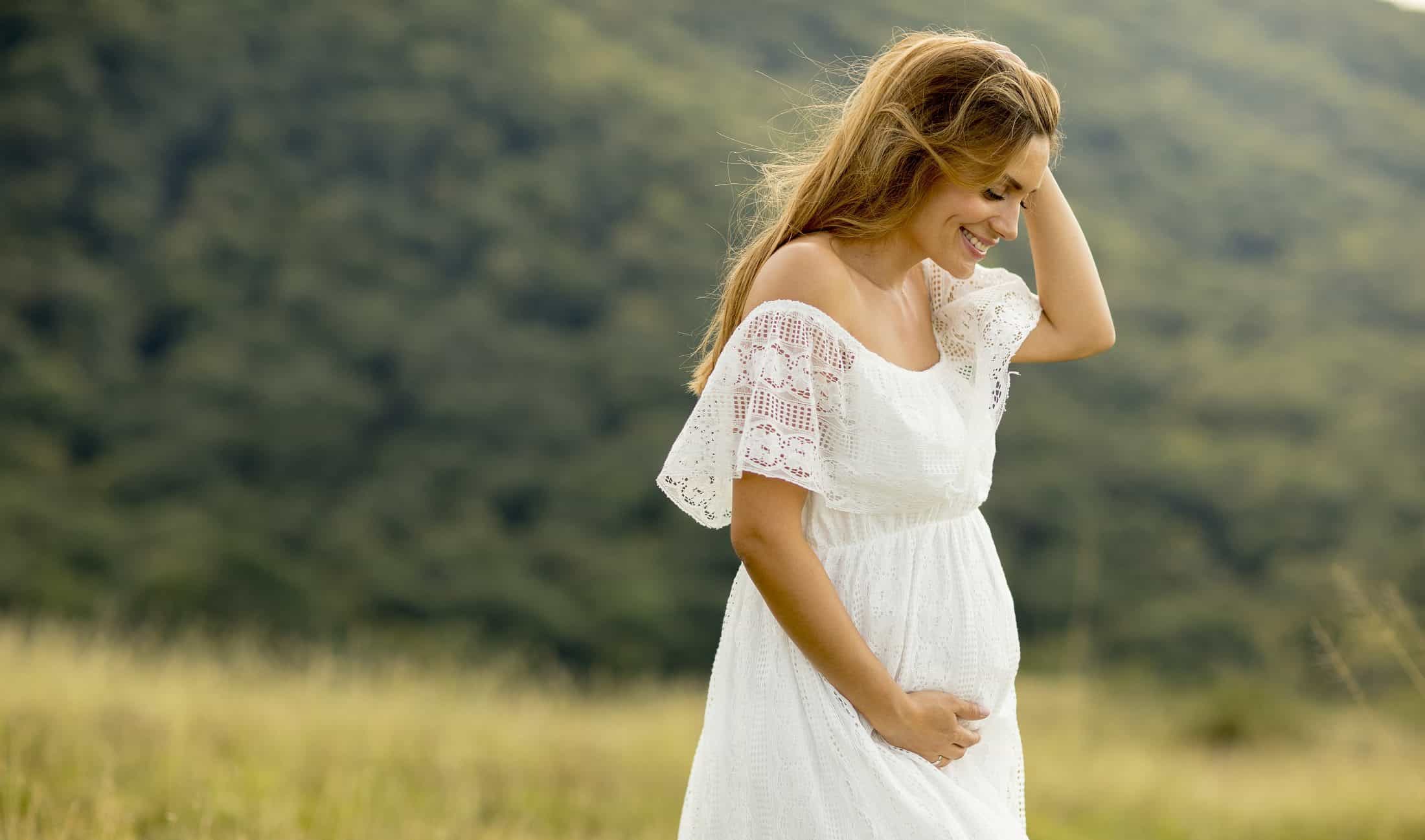 Jak radzić sobie z upałami, będąc w ciąży?