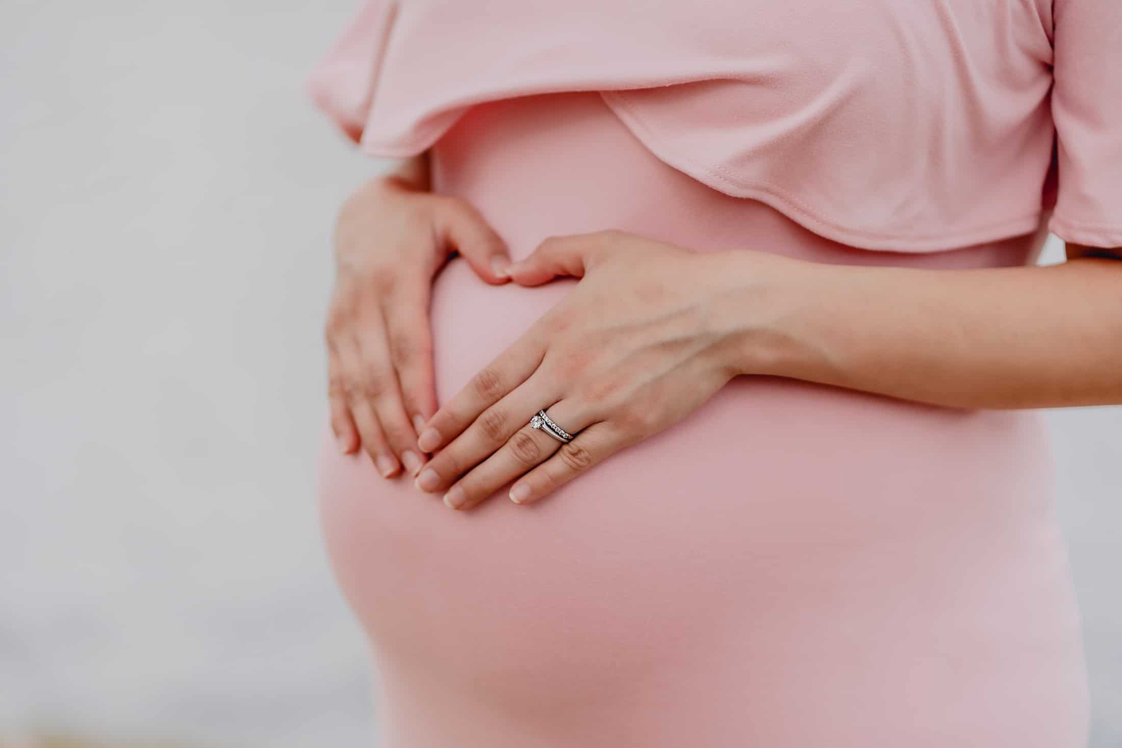 Dlaczego w czasie ciąży nasze paznokcie stają się bardziej łamliwe?