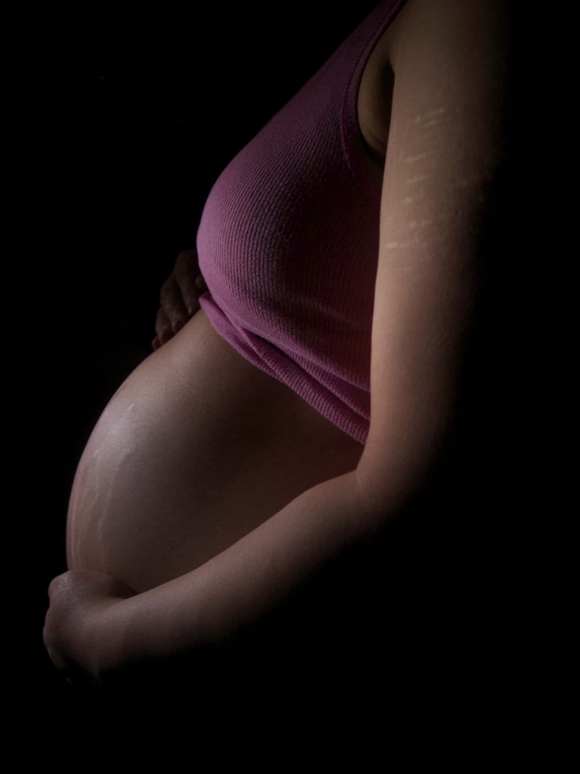 W trakcie ciąży mogą się pojawiać na skórze plamy. Jak się ich pozbyć?
