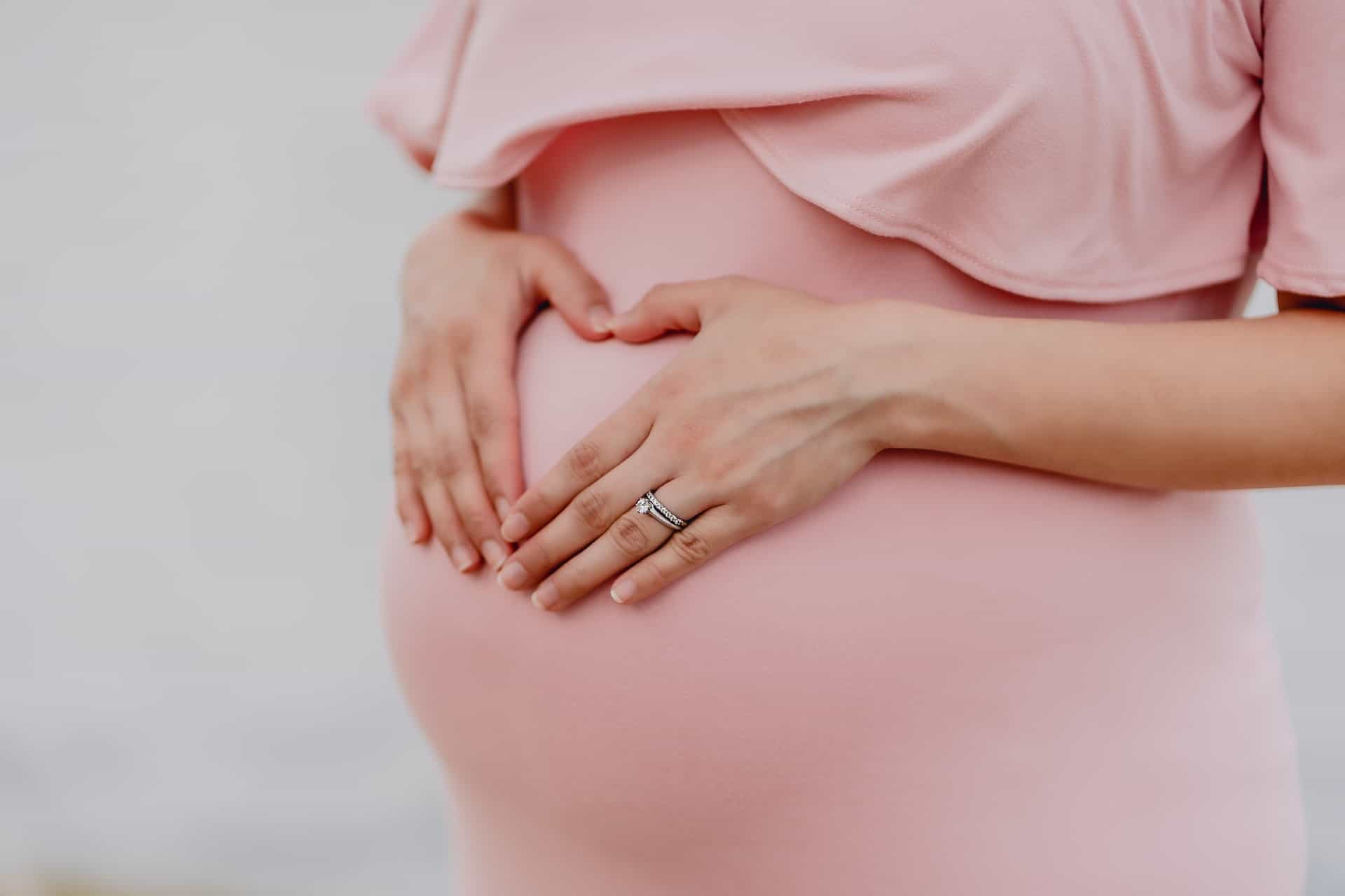 Czego nie powinno się ubierać w ciąży? Te 4 fasony dodadzą Ci kilogramów