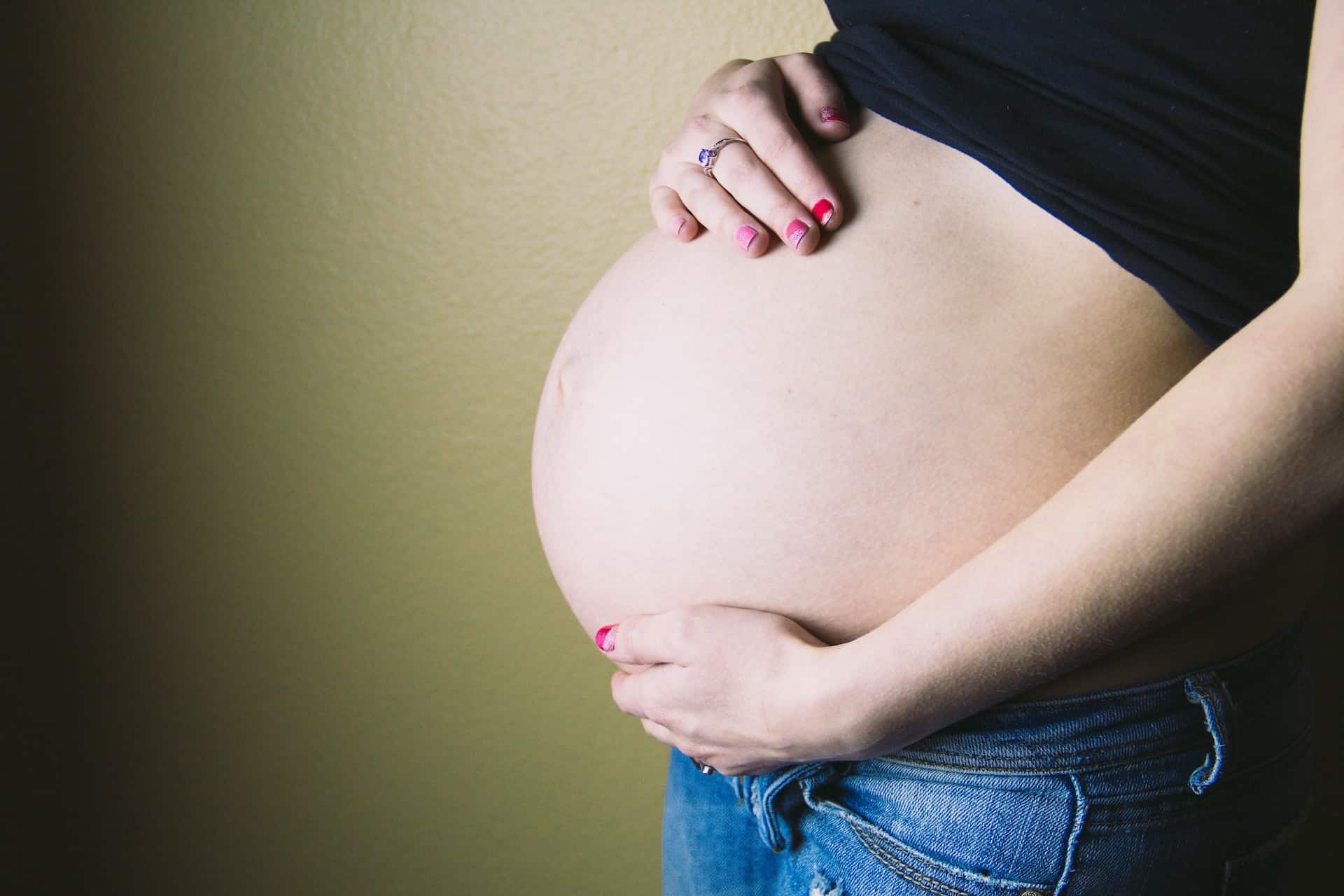 Plamienie w trakcie ciąży – czy to powód do niepokoju?