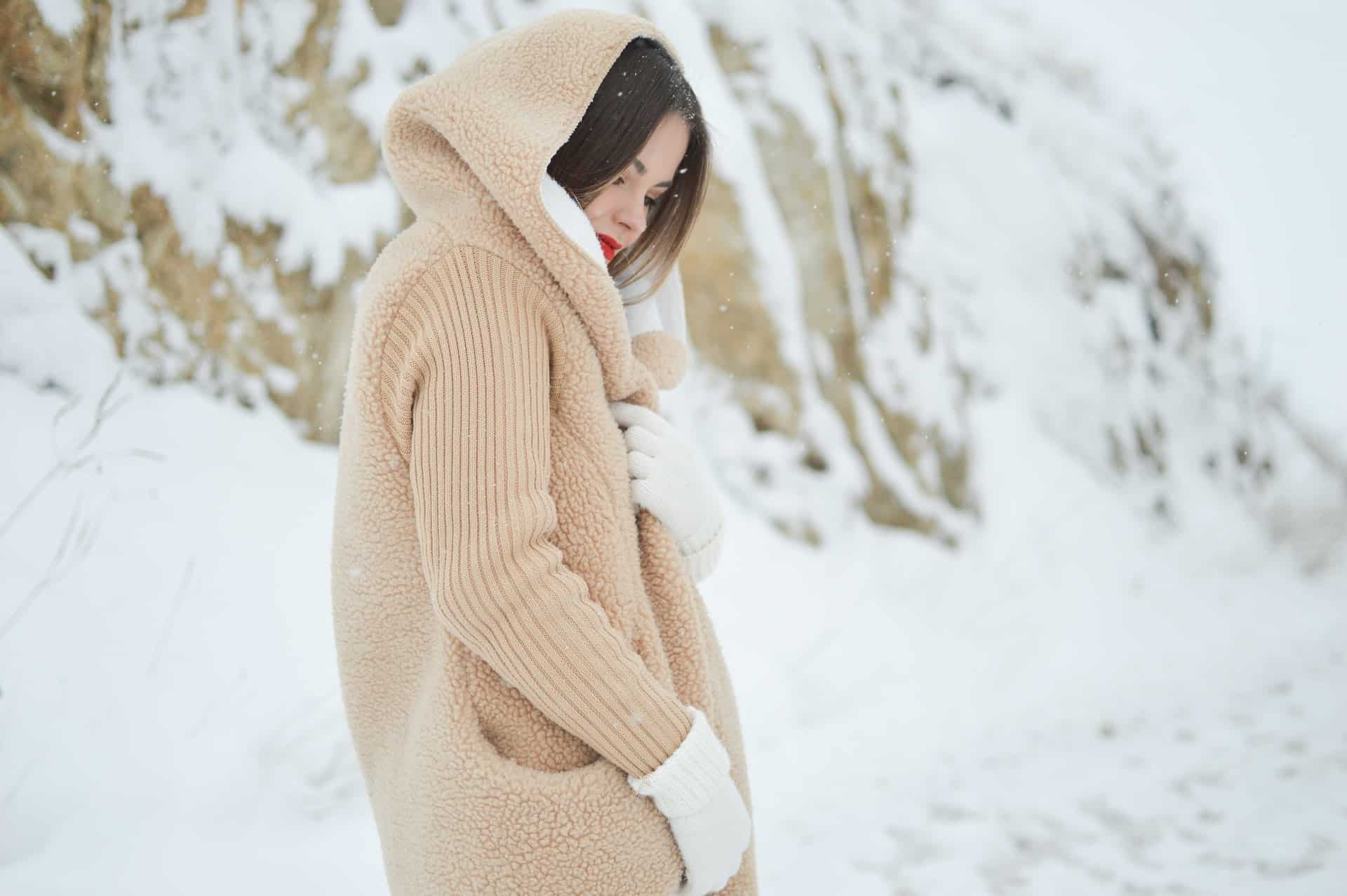 Jak kupić płaszcz zimowy, który zmieści ciążowy brzuszek?