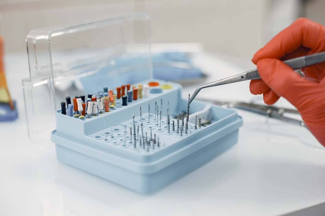 Jak prawidłowo dezynfekować narzędzia medyczne w praktyce stomatologicznej?