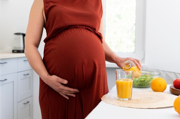 Porady dotyczące żywienia dla przyszłych mam: jak zadbaj o swoją urodę od środka